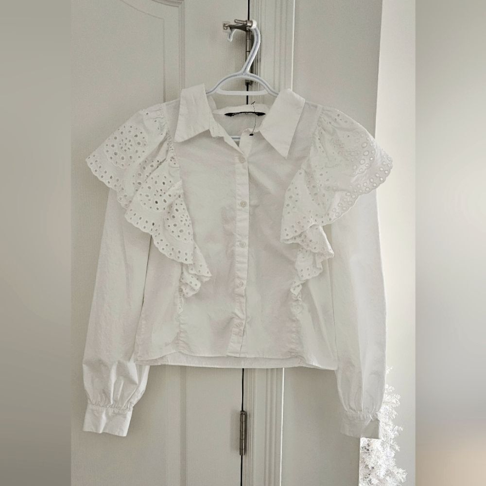 💝Zara eyelet ruffle button up top size small